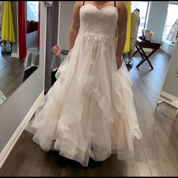 Brand New Wedding Dress - Picture 2 of 3